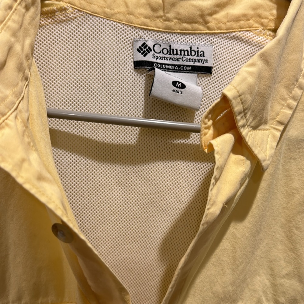 Columbia Pre loved Men Shirt in yellow in good condition. Size medium. - Picture 7 of 7